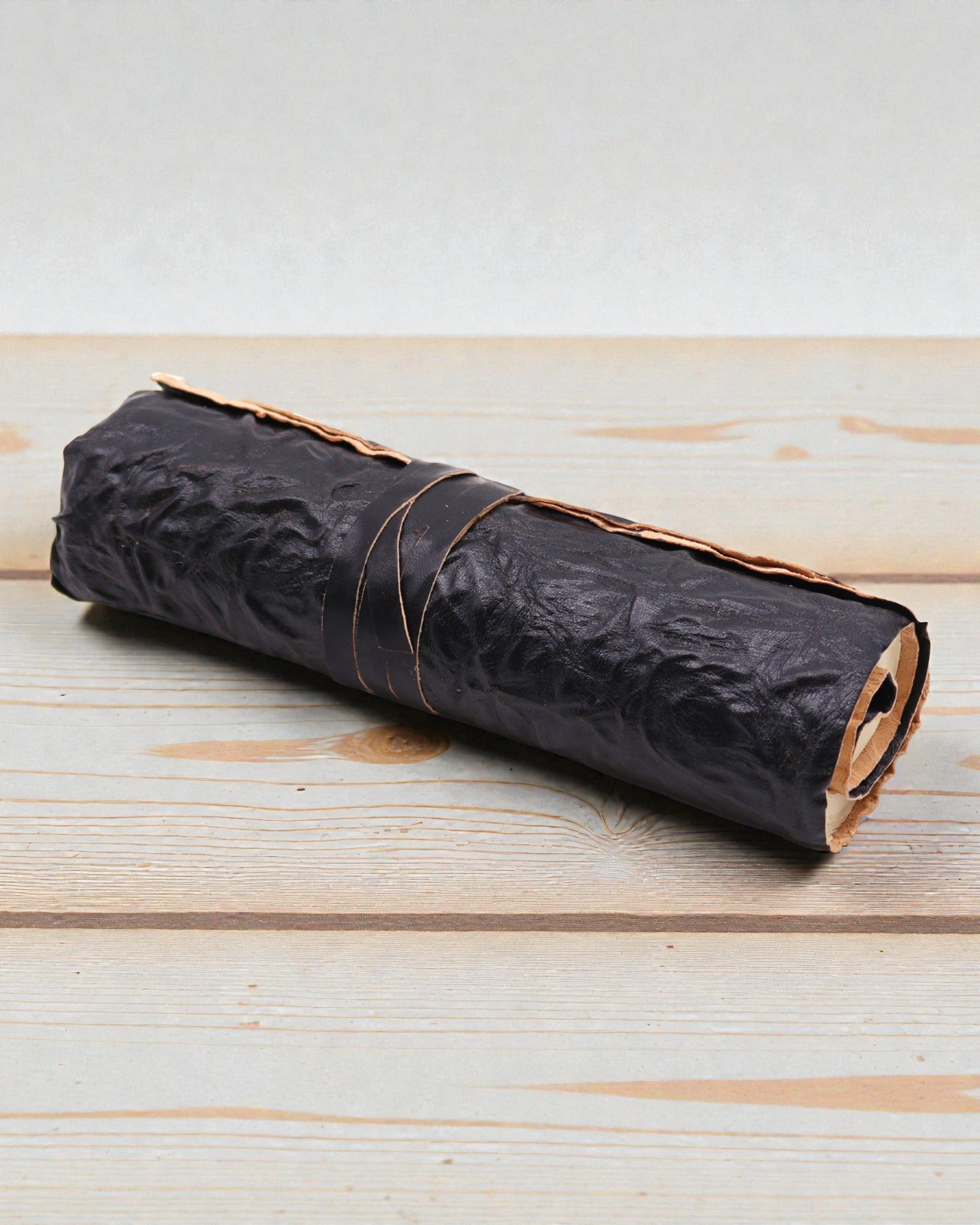 Jurnal de călătorie Nomad din piele, rulabil, negru – 21 × 15 cm