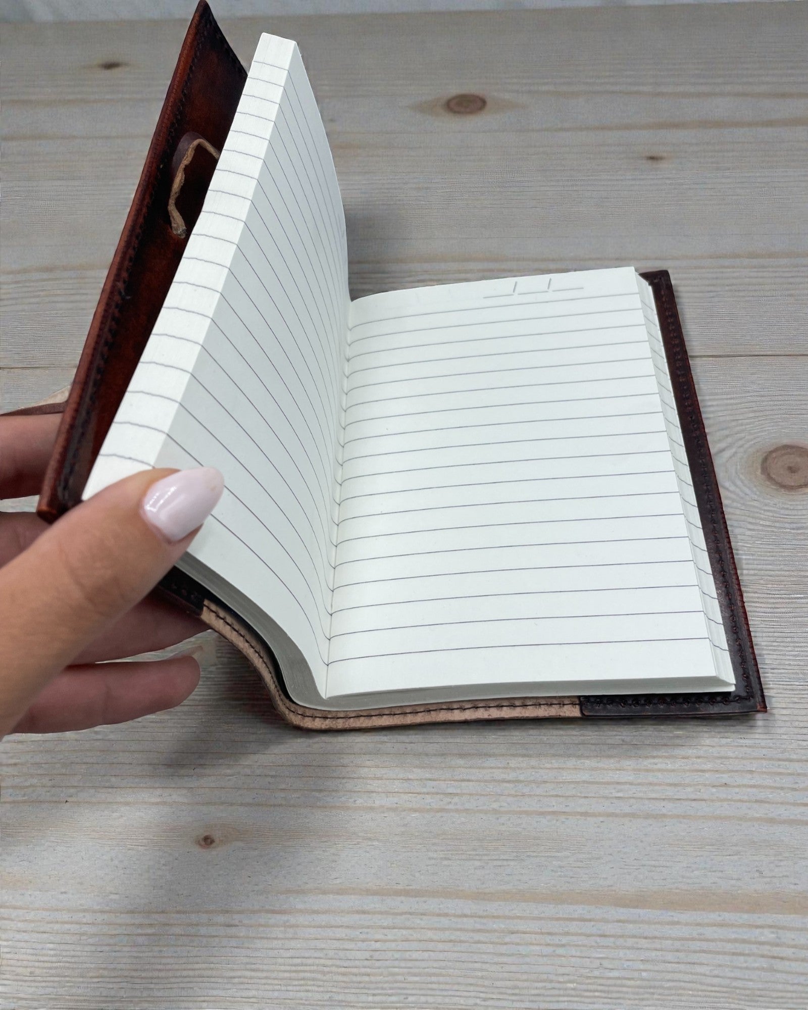 Vita Arboris – Carnet mic din piele „Arborele Vieții” cu piatră verde