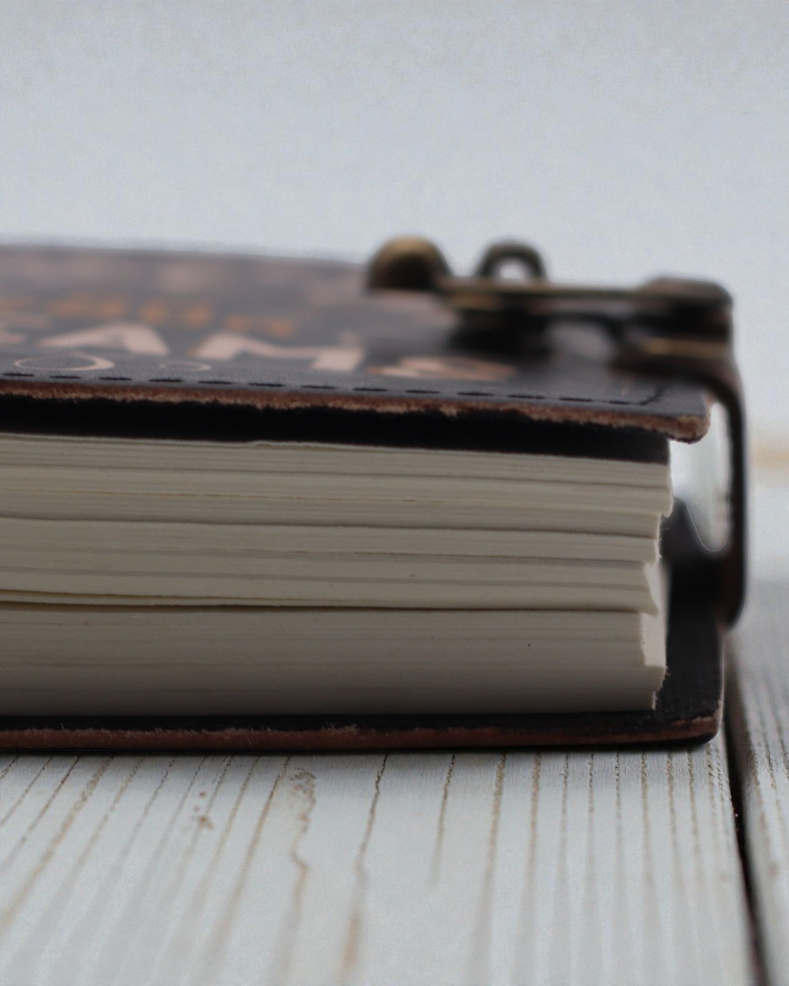 Skórzany Notatnik Motywacyjny Never Give Up On Your Dreams – 17,8 × 12,7 cm