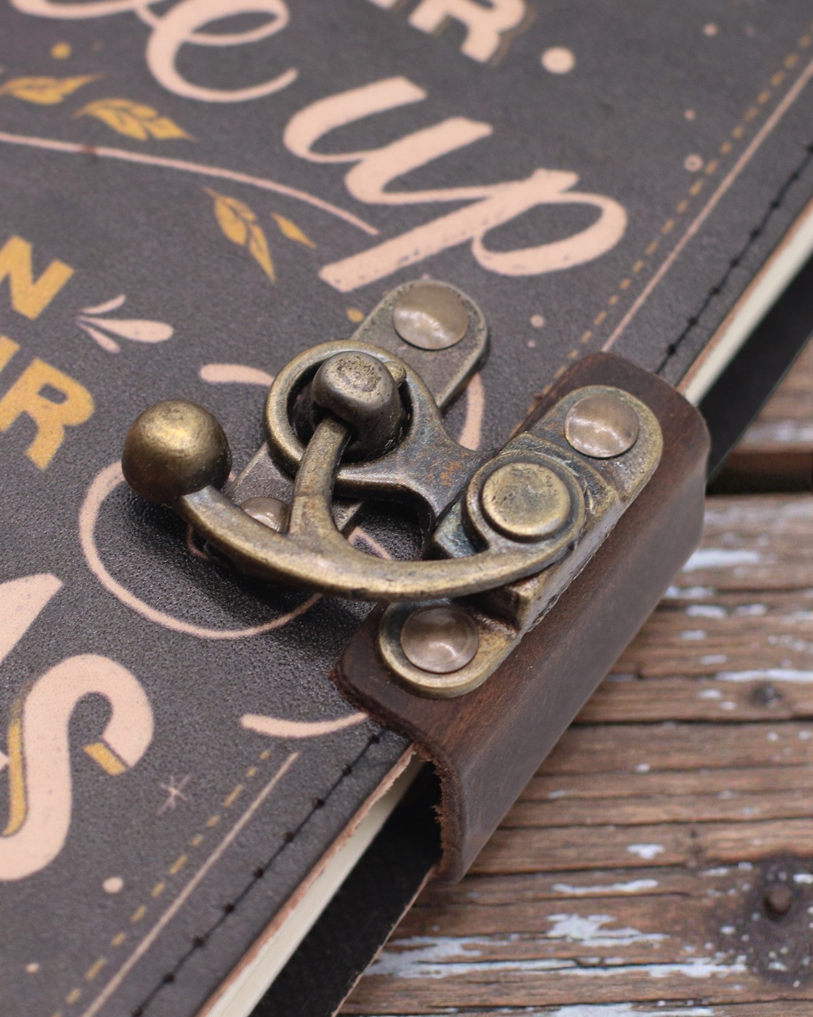 Skórzany Notatnik Motywacyjny Never Give Up On Your Dreams – 17,8 × 12,7 cm