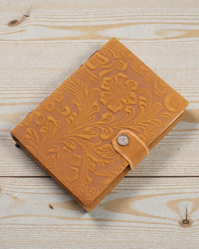 Carnet din piele cu flori în relief – maro (17,8 x 12,7 cm)