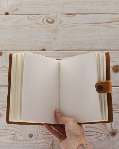 Carnet din piele cu flori în relief – maro (17,8 x 12,7 cm)