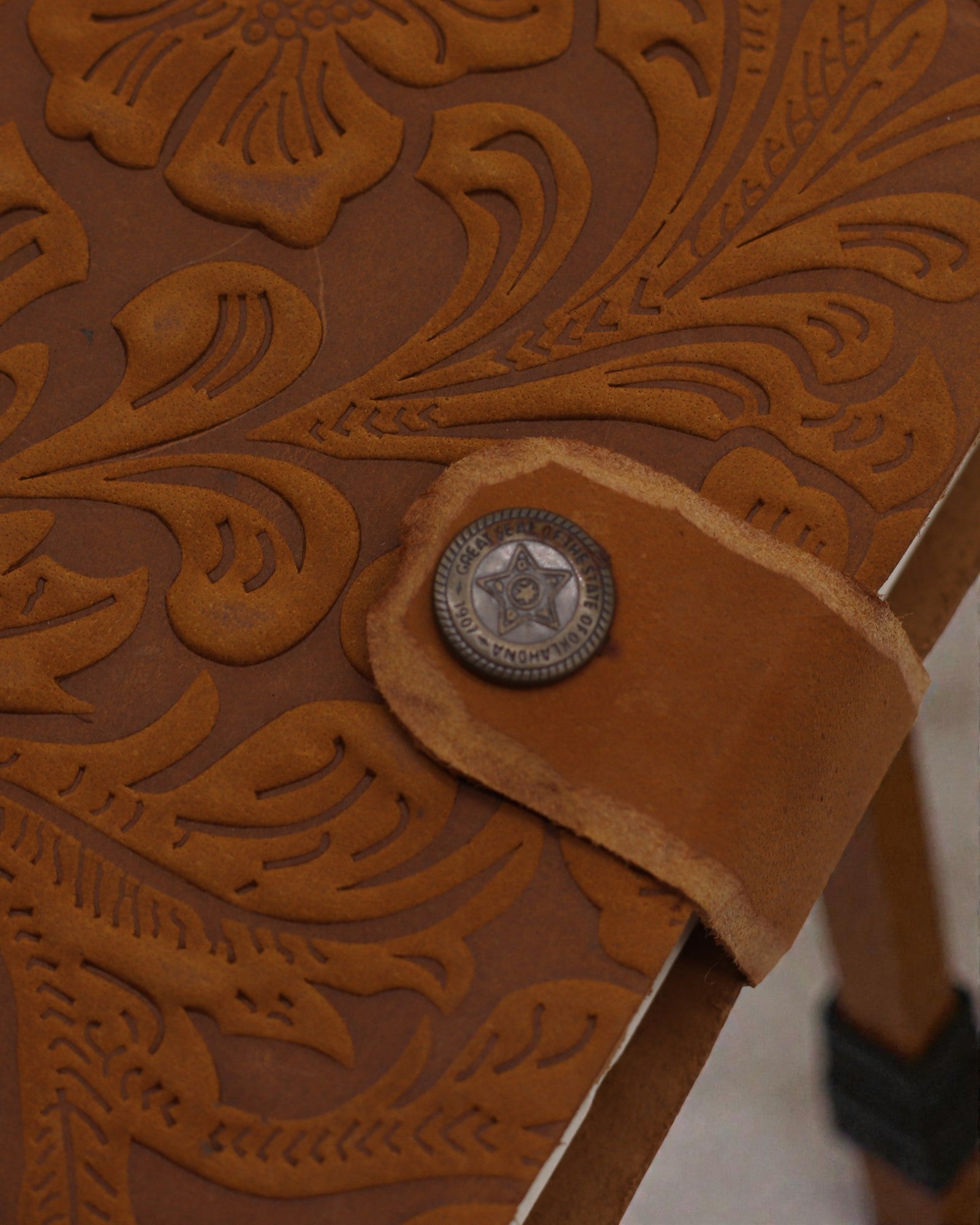 Carnet din piele cu flori în relief – maro (17,8 x 12,7 cm)