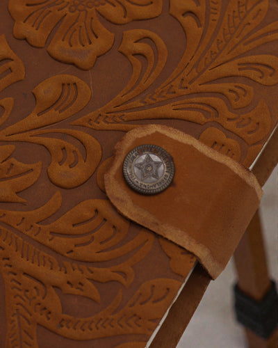 Carnet din piele cu flori în relief – maro (17,8 x 12,7 cm)