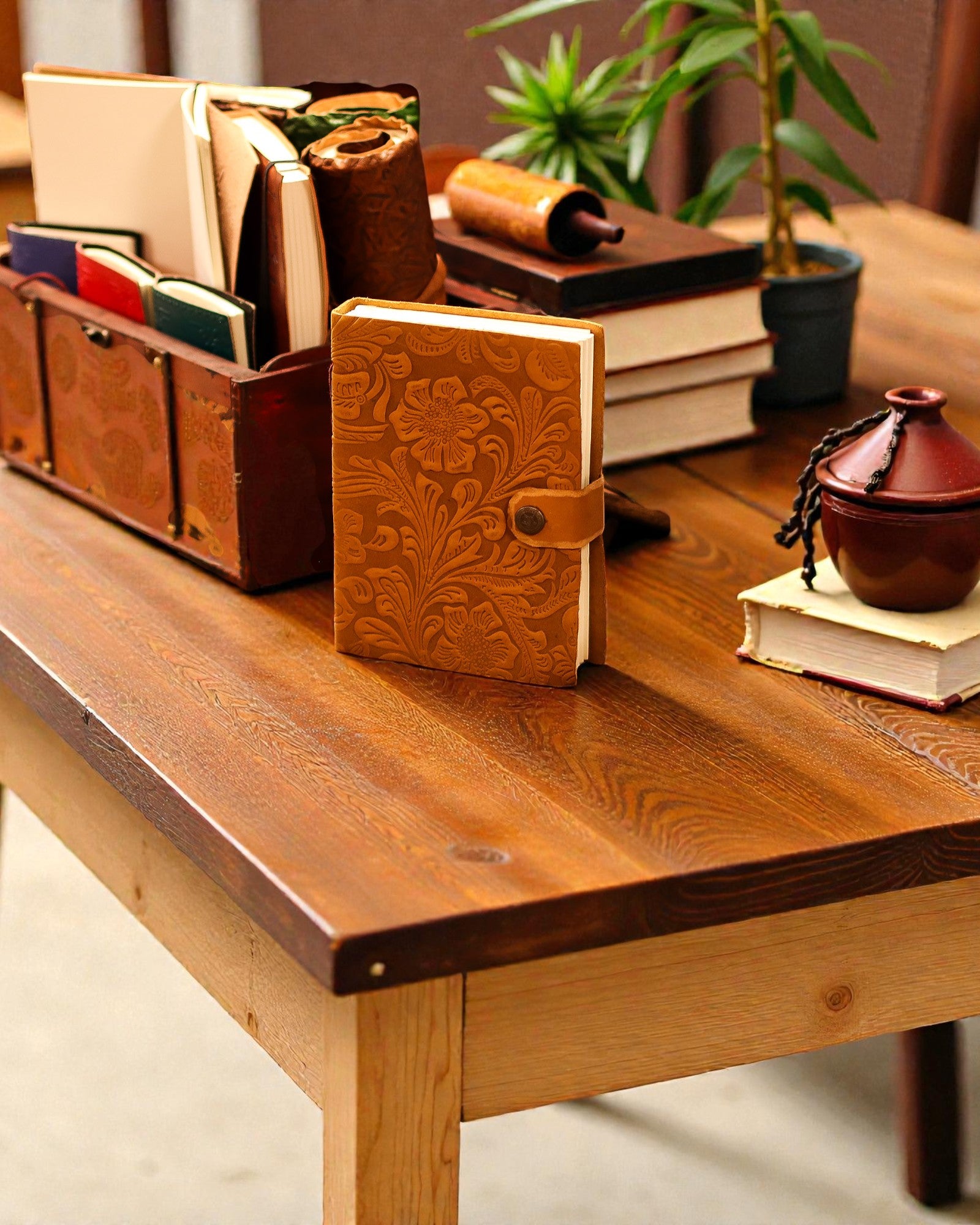 Carnet din piele cu flori în relief – maro (17,8 x 12,7 cm)