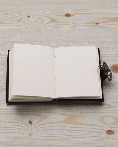 Caiet de notițe din piele cu imprimeu – Oprește derularea nesfârșită a veștilor sumbre (17,8 × 12,7 cm)