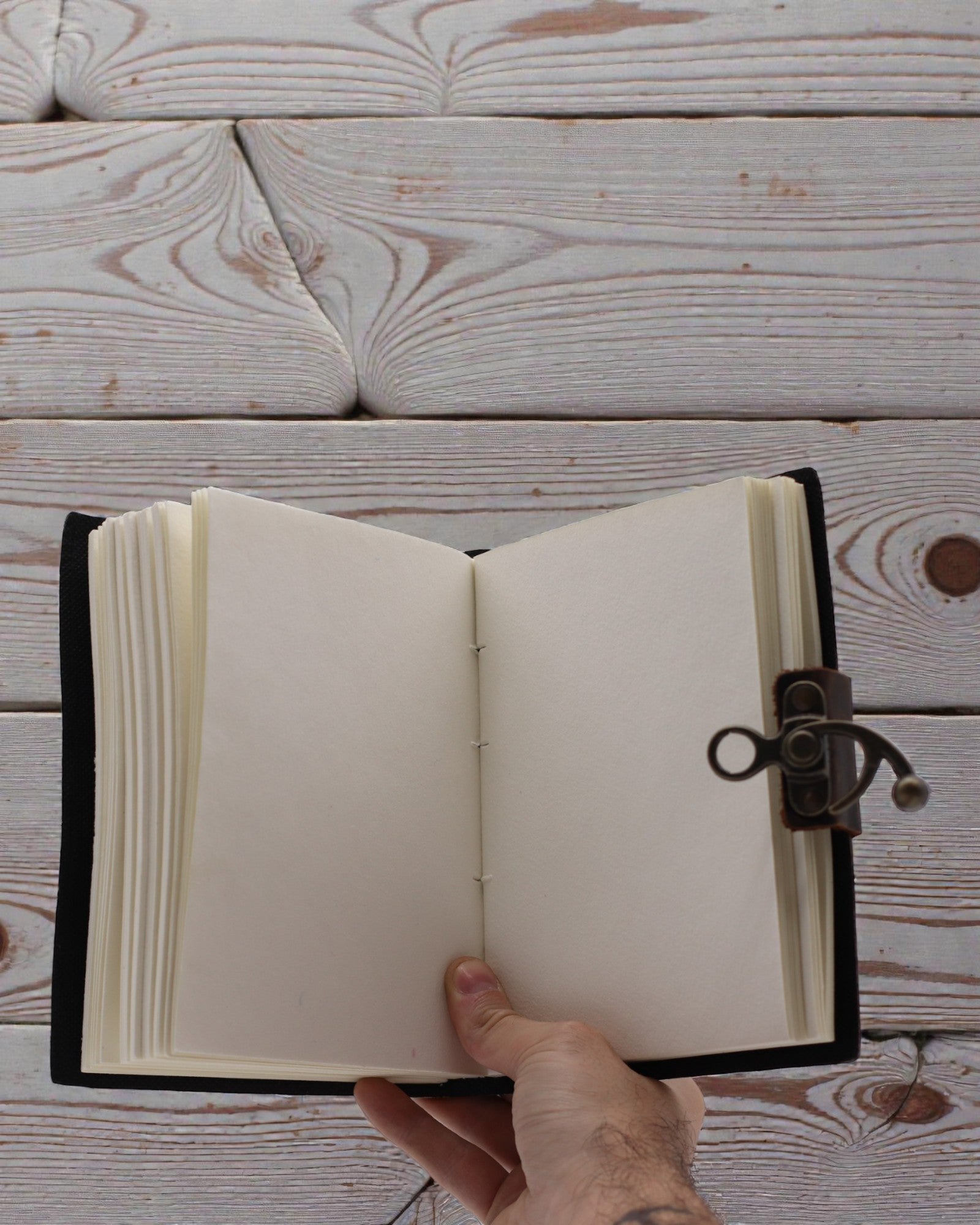 Caiet de notițe din piele cu imprimeu – Oprește derularea nesfârșită a veștilor sumbre (17,8 × 12,7 cm)