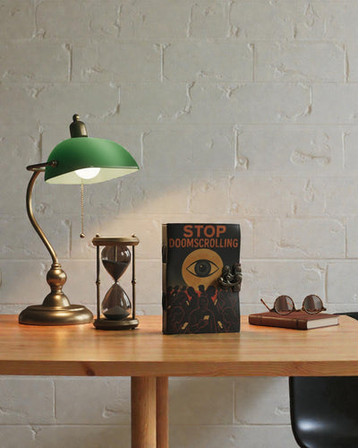 Caiet de notițe din piele cu imprimeu – Oprește derularea nesfârșită a veștilor sumbre (17,8 × 12,7 cm)