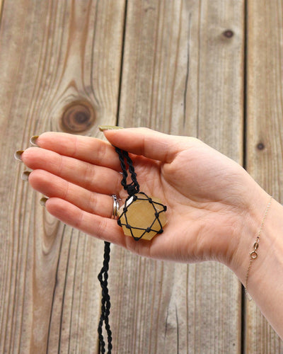 Hexagonul Soarelui – Colier macramé cu cuarț galben