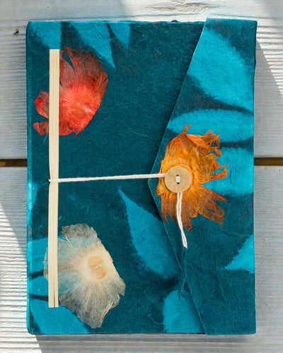 Caiet mare Lokta Flori îndrăznețe – Bleumarin (45 de foi, 21 x 15 cm)