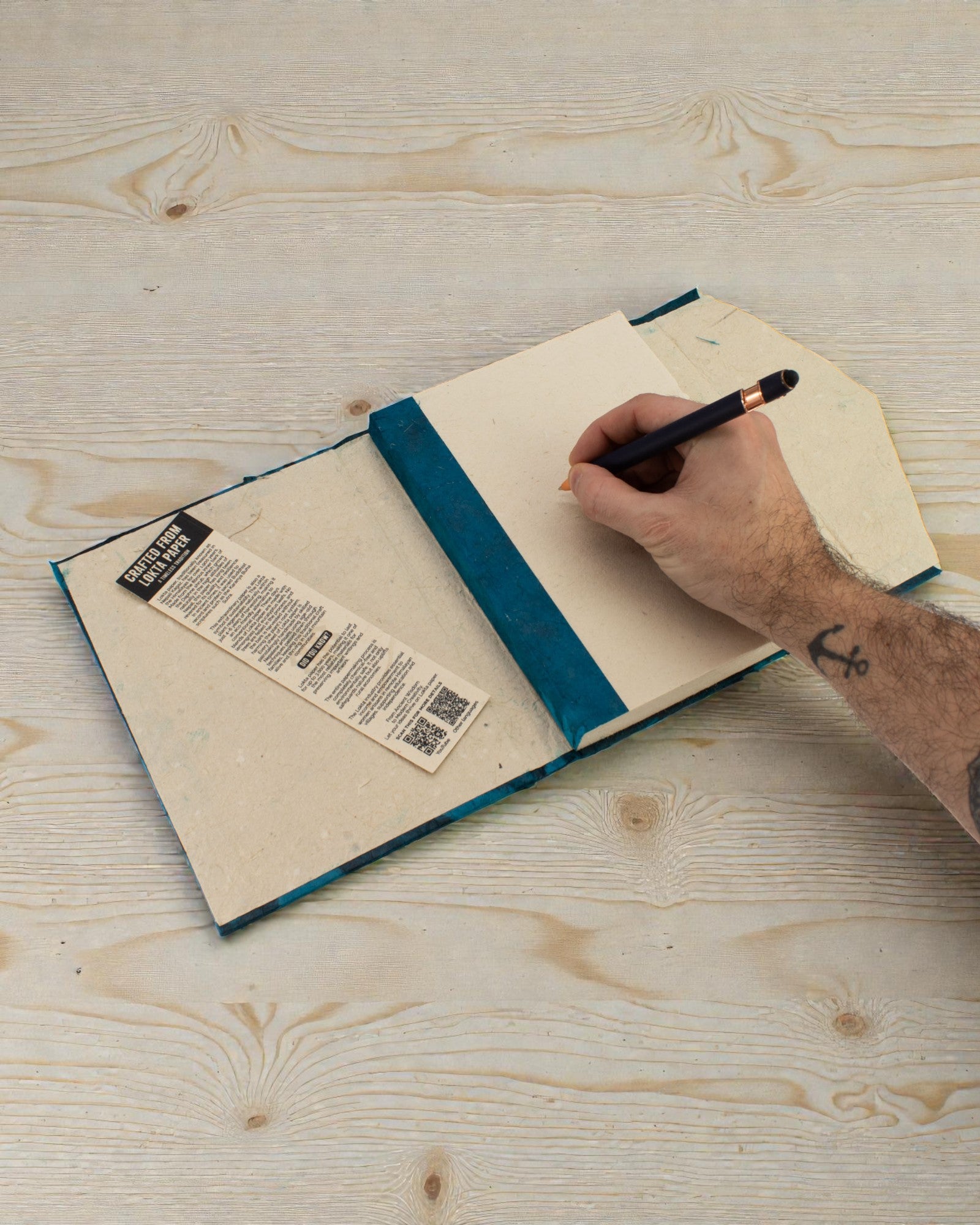 Caiet mare Lokta Flori îndrăznețe – Bleumarin (45 de foi, 21 x 15 cm)