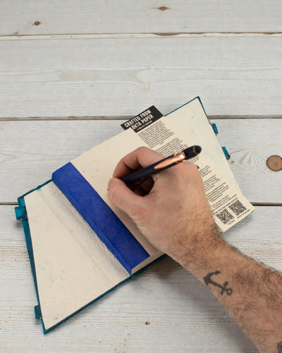 Caiet mediu Lokta cu flori îndrăznețe – bleumarin (45 de file, 15 x 12 cm)