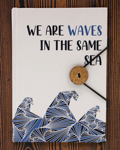 Waves Together – caiet mic de notițe cu curelușă și nasture de cocos 18 × 12,5 cm, 200 pagini