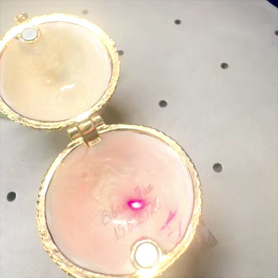 Casetă exclusivistă metalică în formă de ou Fabergé, cu cristale, în culoare alb-auriu, cu posibilitate de personalizare prin gravură