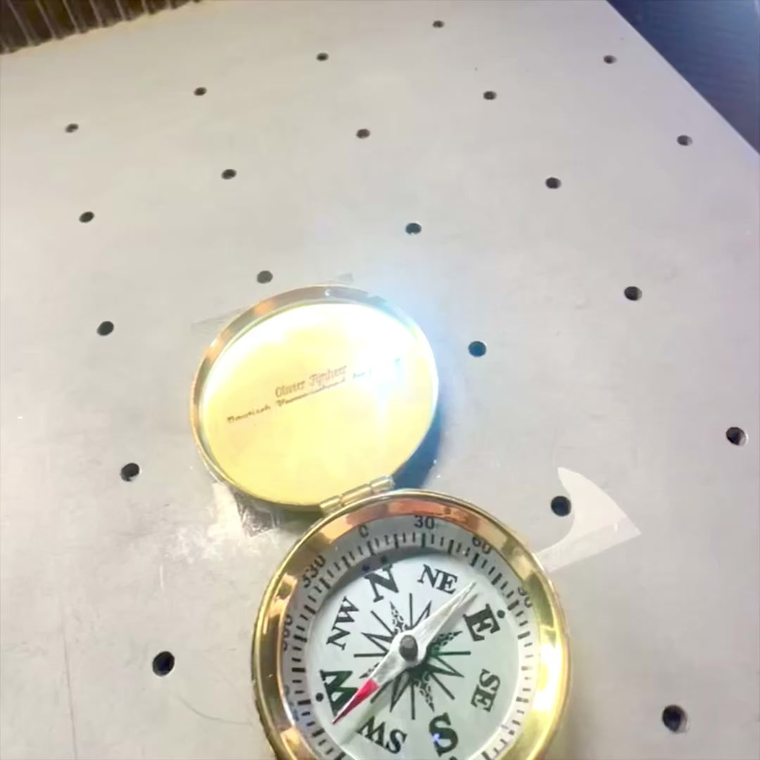 Busolă retro din alamă cu capac rabatabil, posibilitate de personalizare prin gravură, ideală ca dar pentru marinar, înălțime 5 cm, stil marinăresc