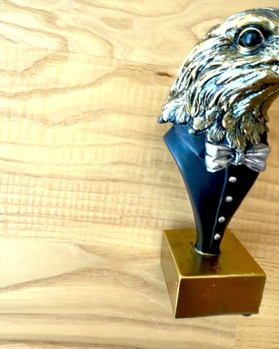 Figurină Cap de Vultur Büffel Warden – în Frac Elegant cu Opțiune de Gravare pentru cadou