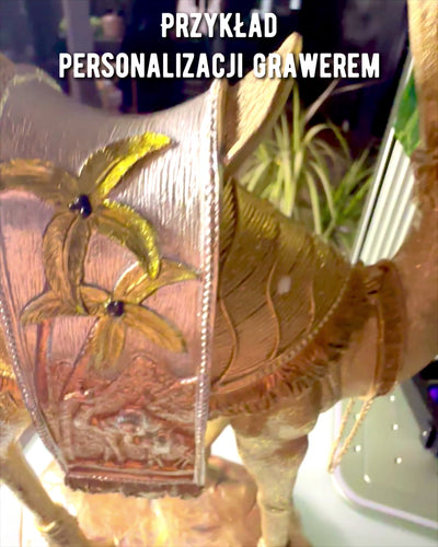 Statuetă Călătorul Deșertului Cămilă Decorativă din Rășină cu Posibilitate de Gravare