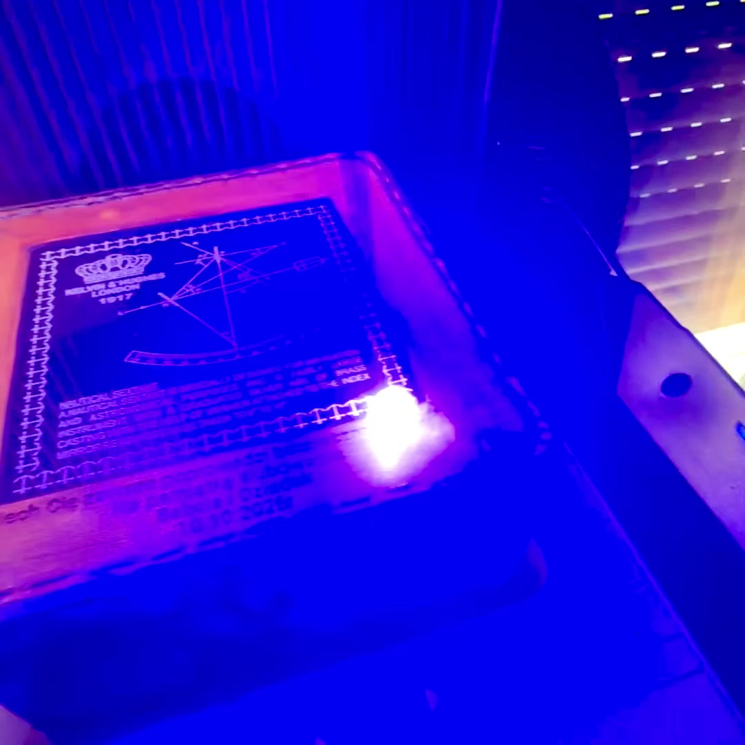 Sekstant Mosiężny z Grawerem w Skórzanym Pudełku - Replika z 1917 roku, Idealny na Prezent dla Żeglarzy i Astronomów, Wymiary 13x12x6 cm, Antyk, Materiał: Mosiądz i Szkło