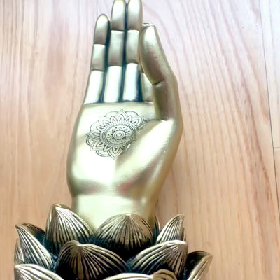 Figurină aurie Mâna lui Buddha Mudra OM cu gravură - decorațiune elegantă pentru cadou - floare de lotus, 21cm, polirășină, stil glamour
