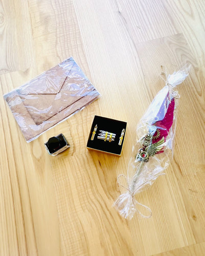 Set Cadou - Pană de Gâscă Bordo-Violet „Eleganță Steampunk” cu Posibilitate de Gravare, pentru cadou