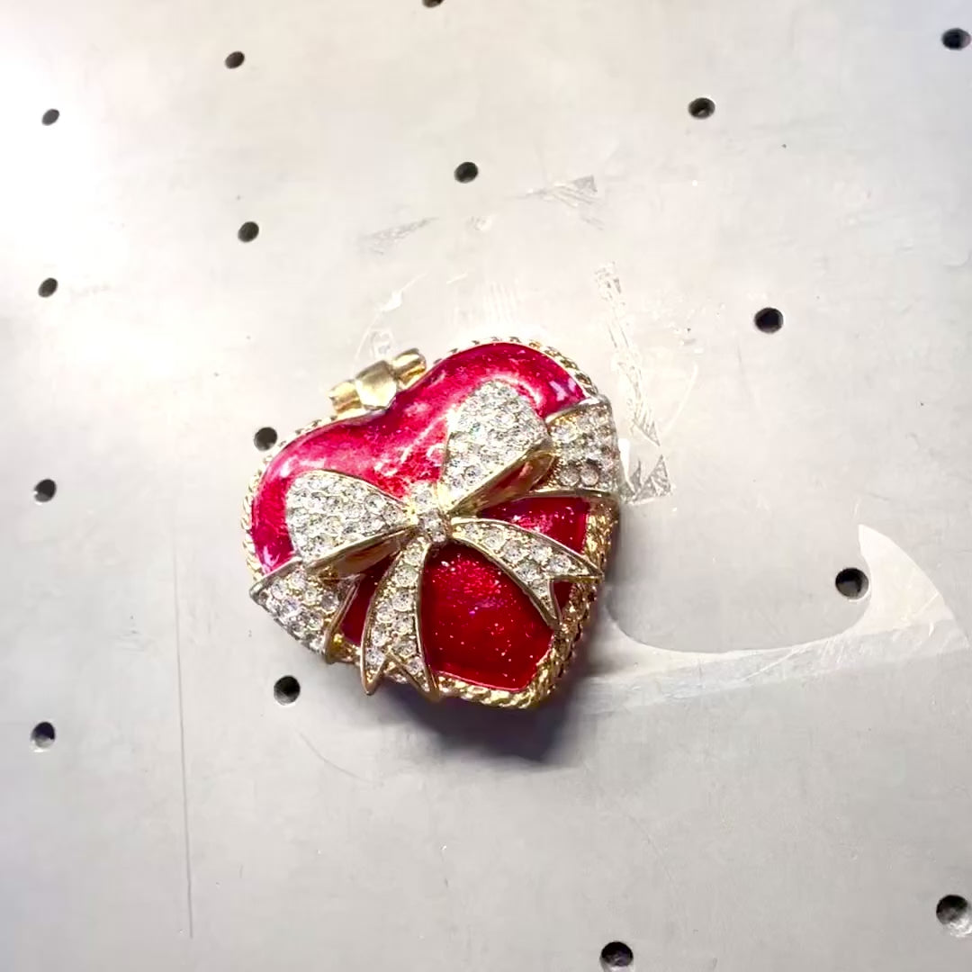 Cutiuță metalică pentru bijuterii, în formă de inimă, cu cristale, roșu-auriu-argintie, posibilitate de personalizare prin gravură, ideală pentru un cadou romantic, dimensiuni 4,8 x 4 x 2,5 cm