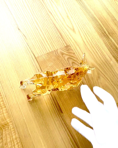 Statuia „Złoty Byk” din rășină, design transparent, posibilitate de personalizare