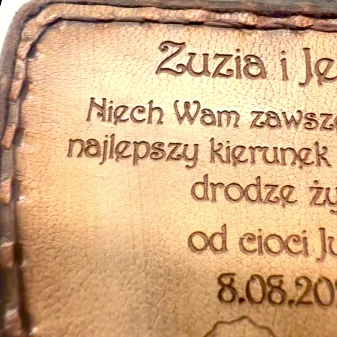 Busola drumețului cu gravură personalizată în etui din piele - gadget retro din alamă pentru cadou, 9,25 cm, cu inscripție inspirațională