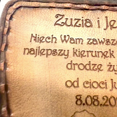 Busola drumețului cu gravură personalizată în etui din piele - gadget retro din alamă pentru cadou, 9,25 cm, cu inscripție inspirațională