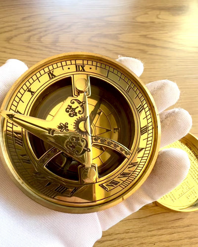 Busolă solară Voyager 7cm – ceas solar din alamă cu busolă, personalizare cu gravură pentru cadou
