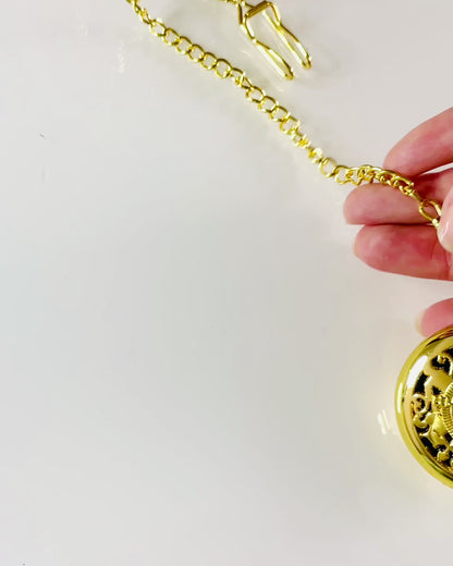 Busolă de navigație în stil vintage, culoare aurie, cu model decorativ – Echipament pentru aventuri montane și descoperiri. Personalizare cu gravură