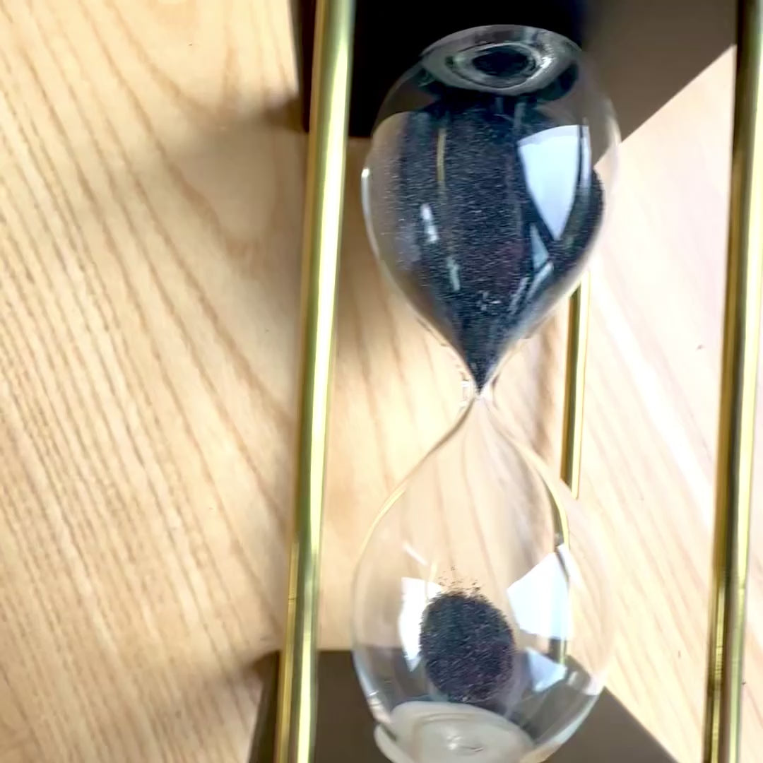 Clepsidră din alamă și lemn, 5 minute, cu nisip negru, cu posibilitate de personalizare prin gravură – decorațiune retro elegantă pentru cadou, cu înălțimea de 16 cm