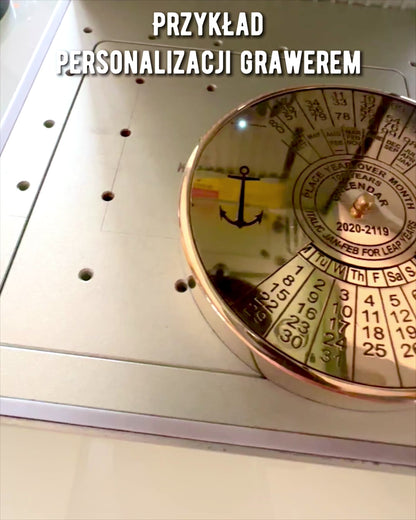 Kalendarium Wieczności „Morski Żagiel” – Calendar din Alamă de 100 de Ani - posibilă gravură pentru cadou