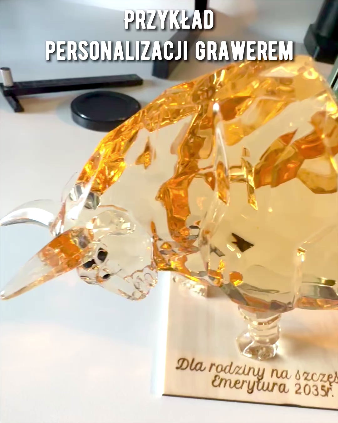 Statuia „Złoty Byk” din rășină, design transparent, posibilitate de personalizare