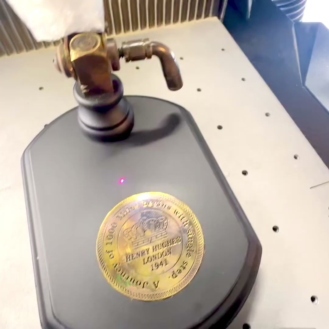 Lupă elegantă pe bază din lemn cu reglare, posibilitate de personalizare prin gravură, ideală pentru cadou, înălțime 20 cm, lentilă de mărire 10 cm, carcasă și braț din alamă