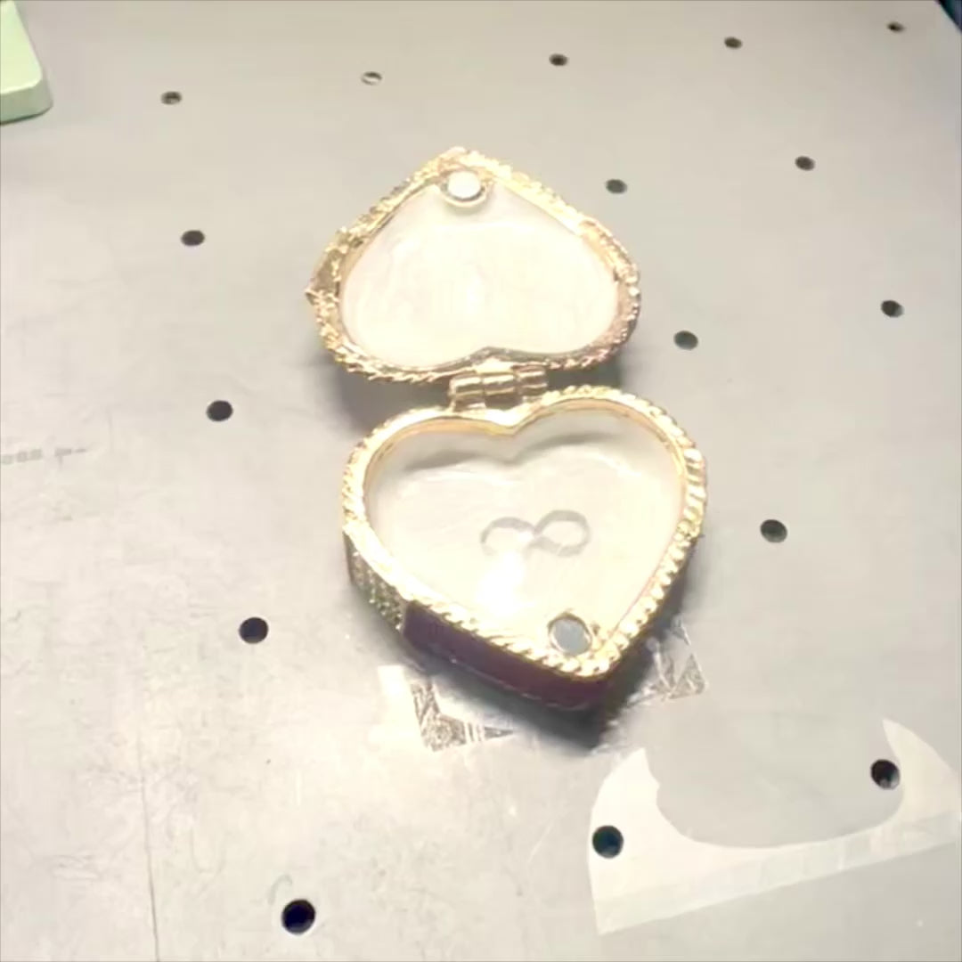 Cutiuță metalică pentru bijuterii, în formă de inimă, cu cristale, roșu-auriu-argintie, posibilitate de personalizare prin gravură, ideală pentru un cadou romantic, dimensiuni 4,8 x 4 x 2,5 cm