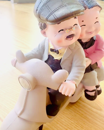 Figurină decorativă Îndrăgostiți pe scuter - personalizare cu gravură pentru cadou