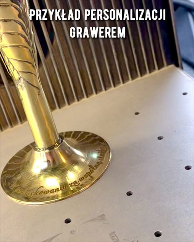 Kieliszek „Duch Rzemiosła” z rogu bawolego i mosiądzu – ręcznie wykonany w Indiach, 22 cm, możliwość personalizacji grawerem na prezent