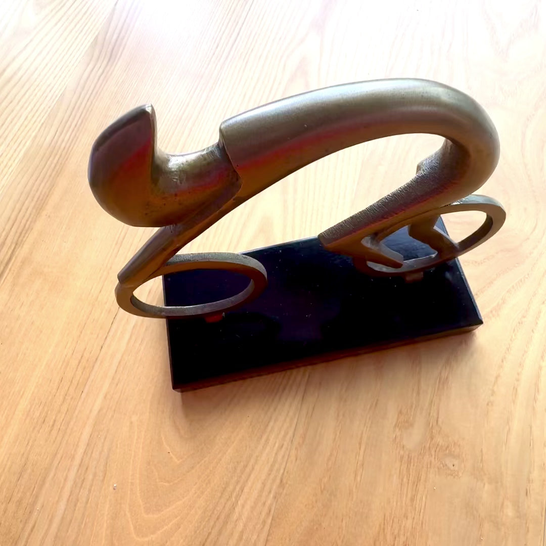 Figurină Ciclist VB26/9 cu gravură - Cadou elegant pentru biciclist, înălțime 18 cm, din alamă și neagră, decorațiune minimalistă pentru interior