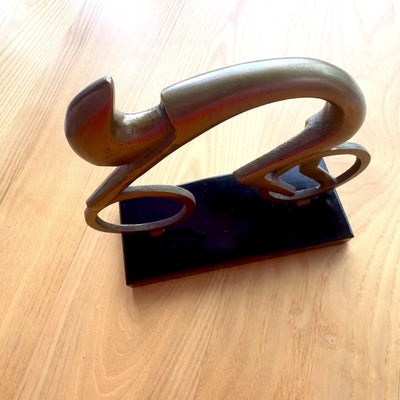 Figurină Ciclist VB26/9 cu gravură - Cadou elegant pentru biciclist, înălțime 18 cm, din alamă și neagră, decorațiune minimalistă pentru interior