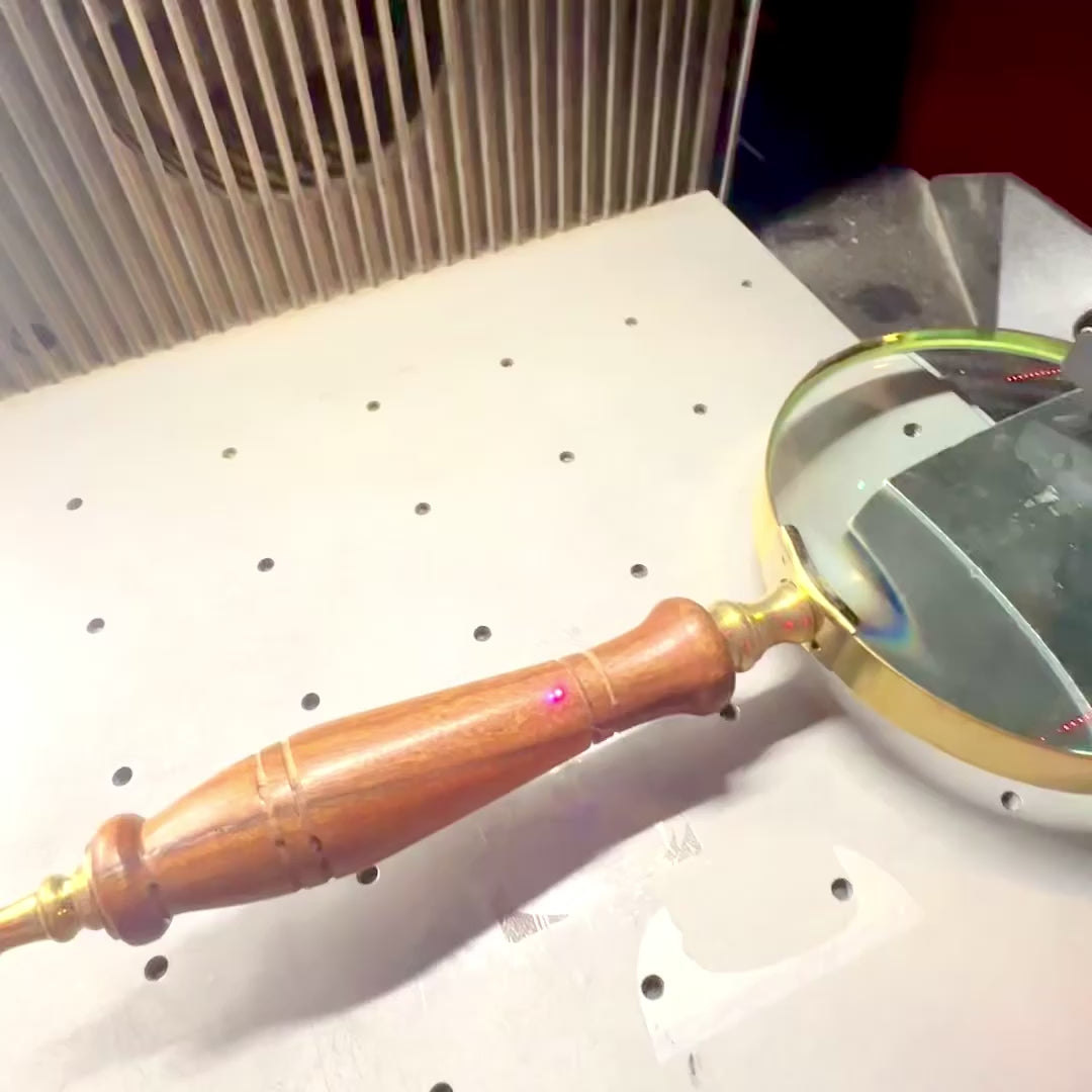 Lupă cu mâner din lemn și finisaj din alamă, în cutie elegantă cu capac din sticlă - cadou ideal, cu posibilitate de gravare - dimensiuni 23 x 10 cm, materiale naturale