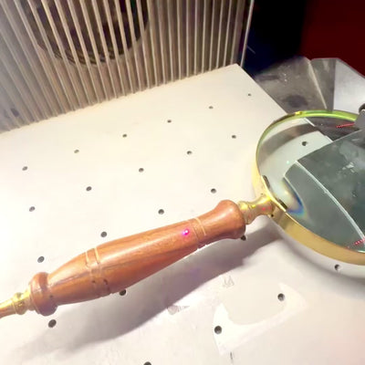 Lupă cu mâner din lemn și finisaj din alamă, în cutie elegantă cu capac din sticlă - cadou ideal, cu posibilitate de gravare - dimensiuni 23 x 10 cm, materiale naturale