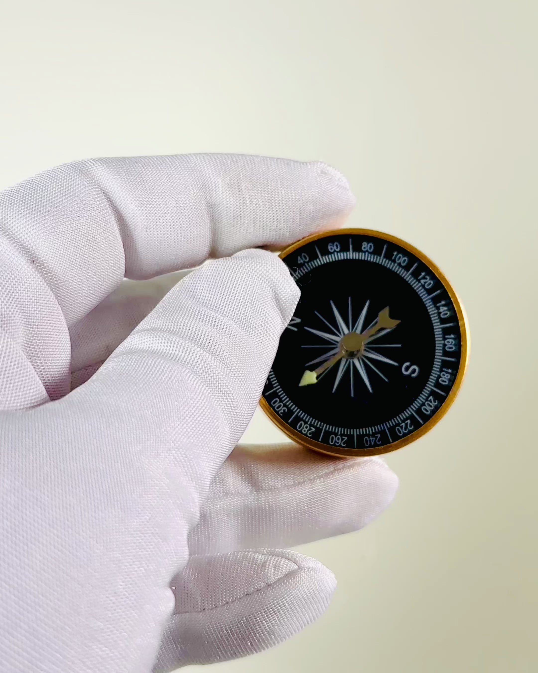 Busolă Compactă de Navigație cu Finisaj Metalic – Un Must-Have pentru Fiecare Călător, cu gravură