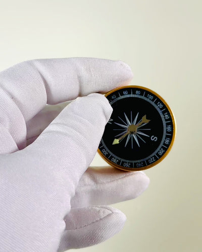 Kompaktowy Kompas Nawigacyjny z Metalowym Wykończeniem – Niezbędnik Każdego Podróżnika, z grawerem