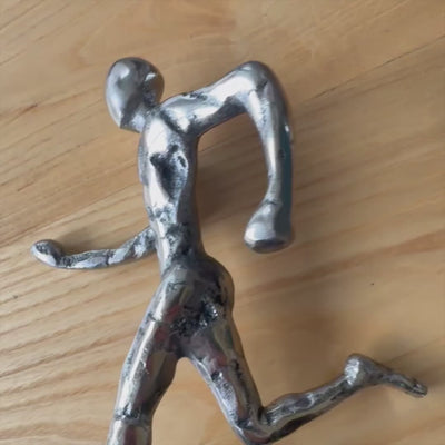 Statuetă alergător, figurină metalică cu gravură