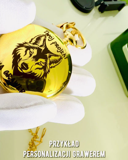 Busolă de navigație în stil vintage, culoare aurie, cu model decorativ – Echipament pentru aventuri montane și descoperiri. Personalizare cu gravură