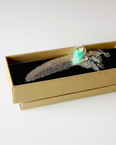 Semn de carte creativ în stil retro cu motiv de pană și fluture – Cadou promoțional elegant, culoare argintie/albastră