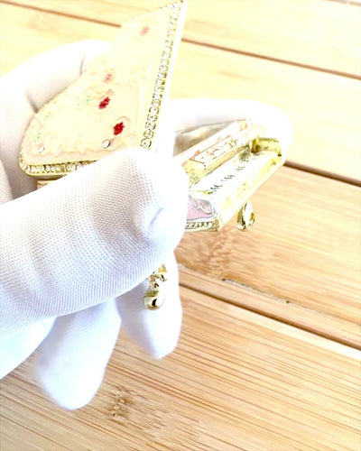 Cutie elegantă pentru bijuterii „Mini Pian - trandafiri clasici” - cu opțiune de gravare pentru cadou