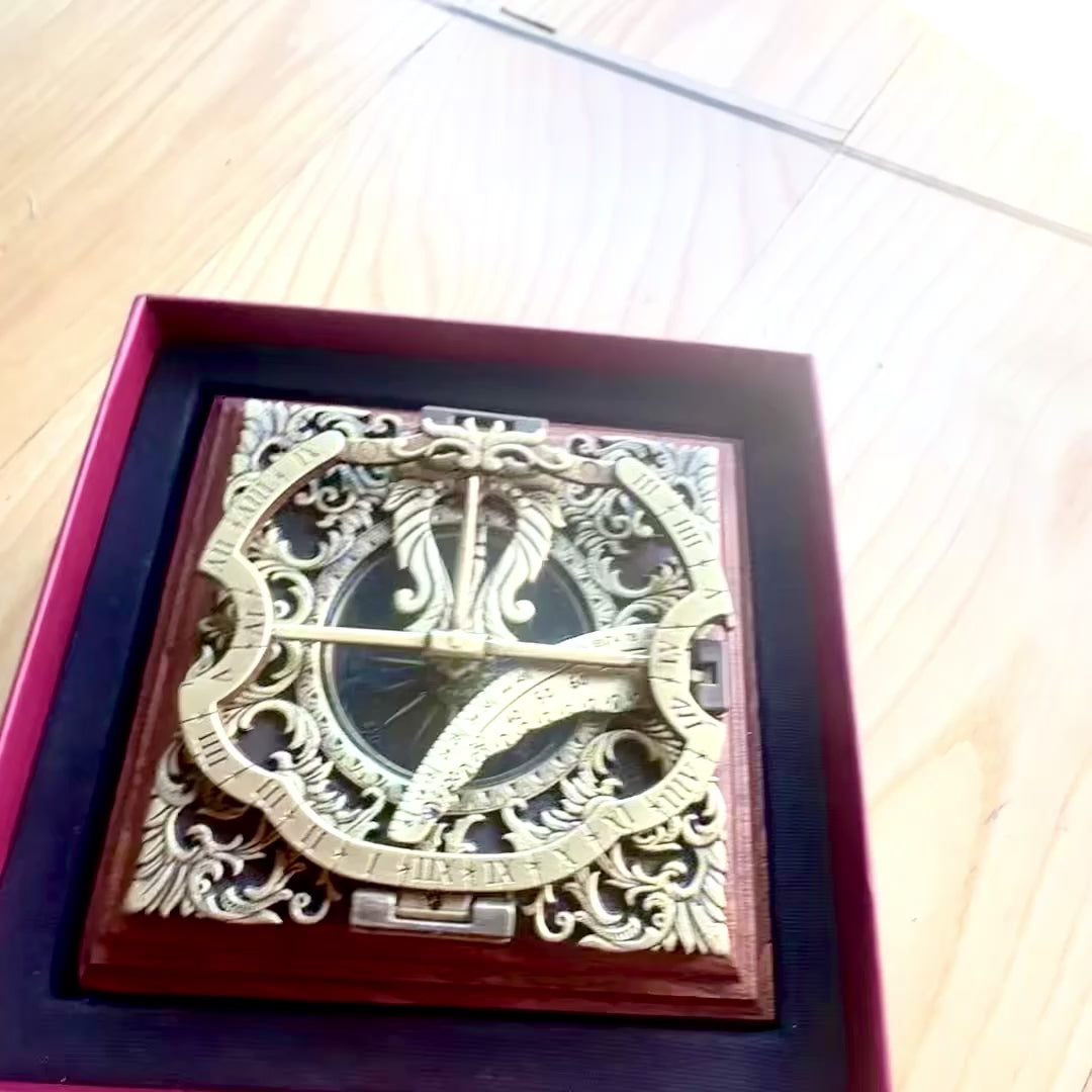 Ceas solar Habsburg H30 din alamă, cu posibilitate de personalizare prin gravură, ideal pentru cadou, în stil augsburghez elegant, înălțime 10 cm, pe bază din lemn