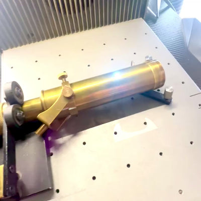 Lunetă retro din alamă pe trepied din lemn, cu înălțime reglabilă și opțiune de gravare