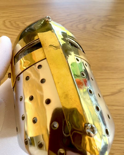 Mini coif de cavaler „Guardian” din alamă – realizat manual, 12 cm, posibilitate de personalizare cu gravură pentru cadou